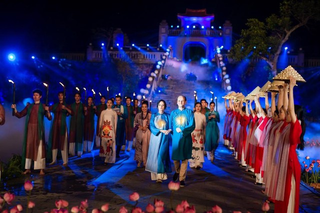 Hoa hậu Ngọc Hân góp mặt Festival Áo dài Quảng Ninh 2022, kể chuyện “Tâm thân an tịnh” cùng hàng loạt NTK nổi tiếng - Ảnh 9.