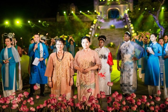 Hoa hậu Ngọc Hân góp mặt Festival Áo dài Quảng Ninh 2022, kể chuyện “Tâm thân an tịnh” cùng hàng loạt NTK nổi tiếng - Ảnh 12.