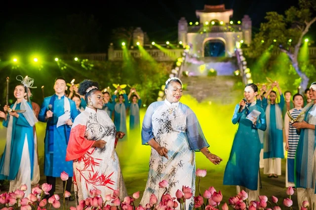 Hoa hậu Ngọc Hân góp mặt Festival Áo dài Quảng Ninh 2022, kể chuyện “Tâm thân an tịnh” cùng hàng loạt NTK nổi tiếng - Ảnh 13.