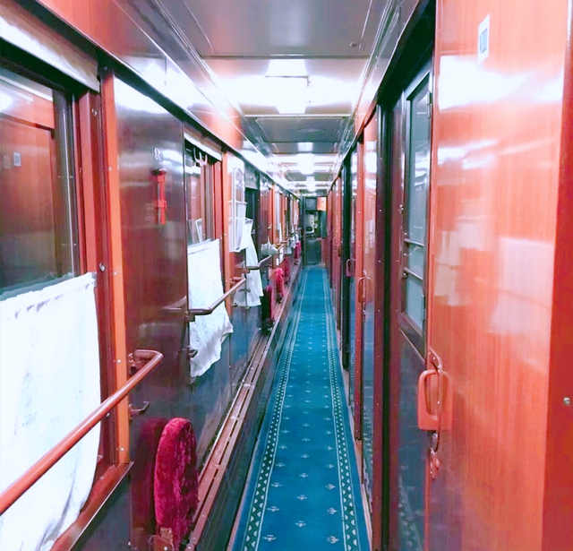 View tuyệt đẹp từ chuyến tàu ‘đệ nhất Trung Quốc’: Đi xuyên 3 quốc gia, mất 6 ngày trên tàu không được tắm, không máy lạnh, giá vé thuộc hạng sang nhưng du khách vẫn tranh nhau đặt - Ảnh 30.