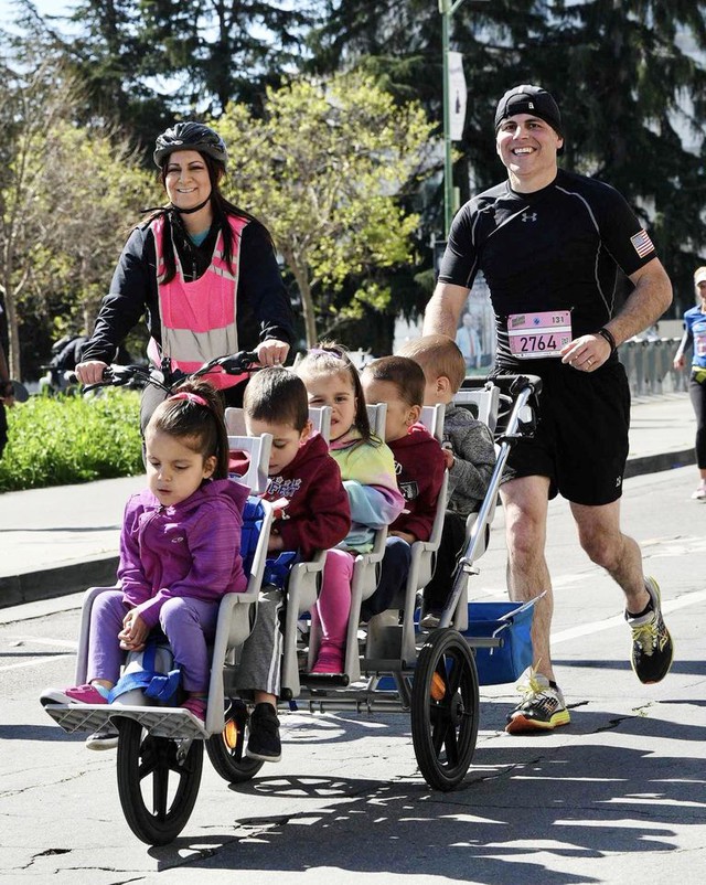 Người cha kiên trì đẩy 5 con thi chạy marathon, liên tục hô câu thần chú này, kết quả lập luôn kỷ lục Guiness thế giới khiến ai cũng thán phục - Ảnh 3.