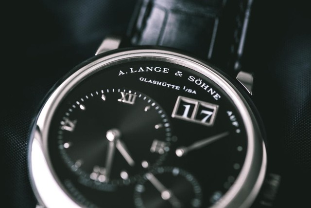 10 nhà chế tác đồng hồ xa xỉ hàng đầu thế giới, có hãng bán vài tỷ đồng/chiếc: Bất ngờ vì Rolex không được gọi tên - Ảnh 1.