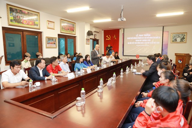 Đội tuyển bóng đá nữ Việt Nam tiếp nhận phần thưởng 3 tỷ đồng từ FE Credit - Ảnh 1.