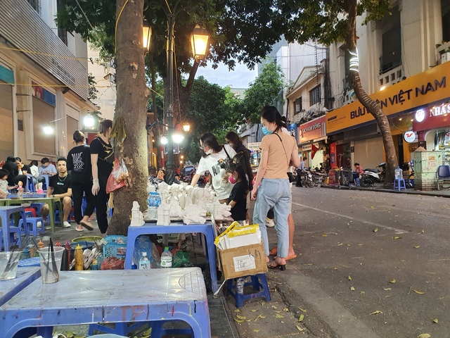 Phong trào tô tượng bất ngờ hồi sinh: Giới trẻ Hà thành đi hơn 10km để bắt trend, các chủ hàng tranh thủ đầy giá nhưng vẫn khan hàng - Ảnh 16.