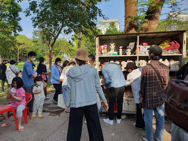 Phong trào tô tượng bất ngờ hồi sinh: Giới trẻ Hà thành đi hơn 10km để bắt trend, các chủ hàng tranh thủ đầy giá nhưng vẫn khan hàng - Ảnh 4.