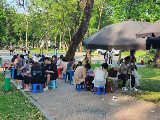 Phong trào tô tượng bất ngờ hồi sinh: Giới trẻ Hà thành đi hơn 10km để bắt trend, các chủ hàng tranh thủ đầy giá nhưng vẫn khan hàng - Ảnh 1.