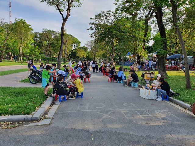 Phong trào tô tượng bất ngờ hồi sinh: Giới trẻ Hà thành đi hơn 10km để bắt trend, các chủ hàng tranh thủ đầy giá nhưng vẫn khan hàng - Ảnh 2.