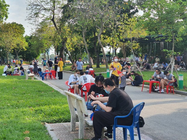 Phong trào tô tượng bất ngờ hồi sinh: Giới trẻ Hà thành đi hơn 10km để bắt trend, các chủ hàng tranh thủ đầy giá nhưng vẫn khan hàng - Ảnh 8.