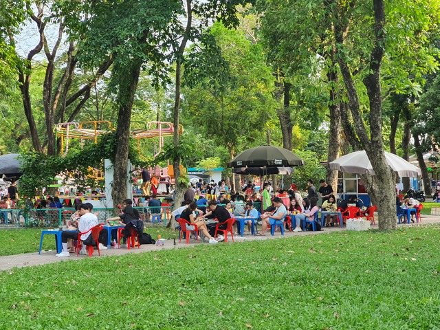 Phong trào tô tượng bất ngờ hồi sinh: Giới trẻ Hà thành đi hơn 10km để bắt trend, các chủ hàng tranh thủ đầy giá nhưng vẫn khan hàng - Ảnh 9.