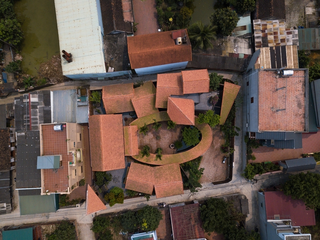 Cận cảnh ngôi nhà thuần gạch - ngói giữa làng cổ Hà Nội lên hẳn trang kiến trúc Mỹ: Rộng 410m2, không gian an yên như tìm về thuở thơ ấu - Ảnh 2.