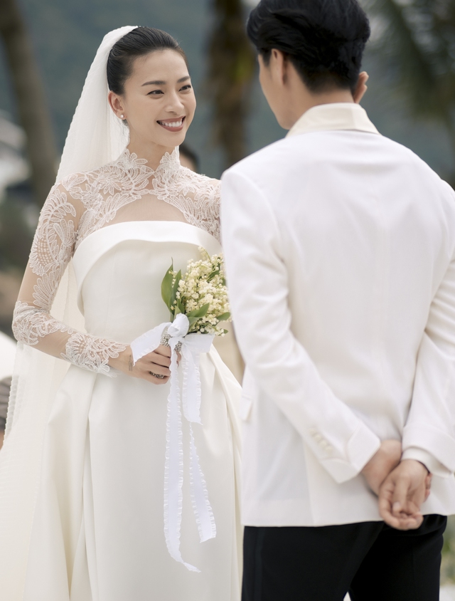 Đả nữ Ngô Thanh Vân cầm bó hoa cưới giống diễn viên Song Hye Kyo, dùng 90% hoa nhập khẩu từ nước ngoài để trang trí - Ảnh 6.