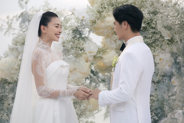 Đả nữ Ngô Thanh Vân cầm bó hoa cưới giống diễn viên Song Hye Kyo, dùng 90% hoa nhập khẩu từ nước ngoài để trang trí - Ảnh 5.