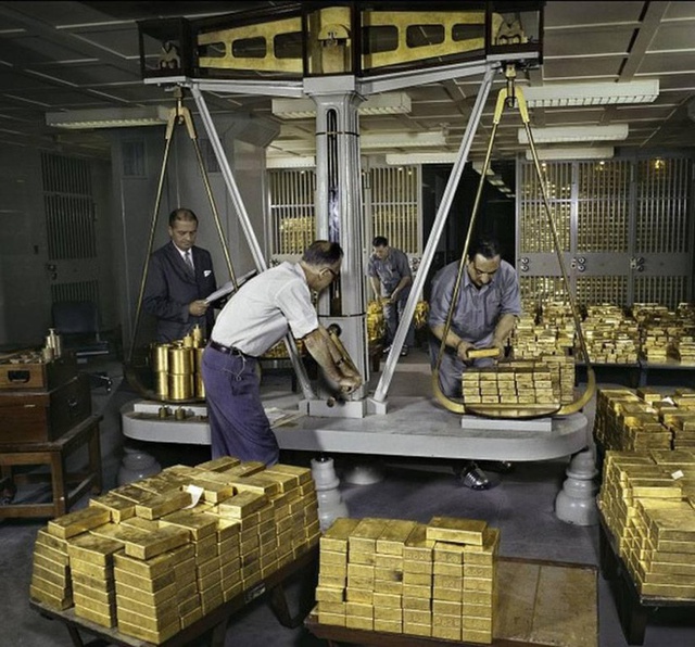 Kho vàng lớn nhất thế giới chứa 6.000 tấn nằm dưới lòng thành phố New York: Du khách tham quan nhưng không được phép chụp ảnh, ghi chép - Ảnh 1.