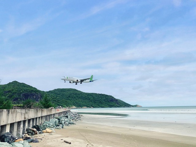 Chiêm ngưỡng bãi biển hoang sơ nằm trong top đẹp nhất thế giới với view máy bay ngay trước mắt, tuổi trẻ nhất định phải “check-in” một lần - Ảnh 2.