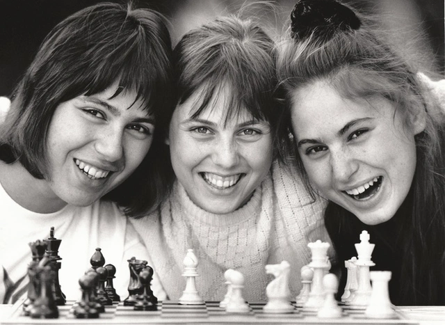 Không học bất kì trường lớp nào, cô gái trở thành nữ đại kiện tướng cờ vua mạnh nhất mọi thời đại: 5 tuổi đánh cờ không cần nhìn, hạ gục siêu đại kiện tướng Kasparov trong 25 phút - Ảnh 2.