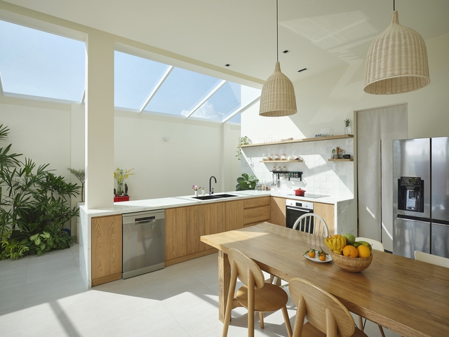 Thăm thú ngôi nhà phố có năng lượng chữa lành tâm hồn: Luôn ngập tràn nắng với những ô cửa sổ trên trần nhà, độc đáo nhưng cũng sang xịn mịn khỏi chê - Ảnh 1.