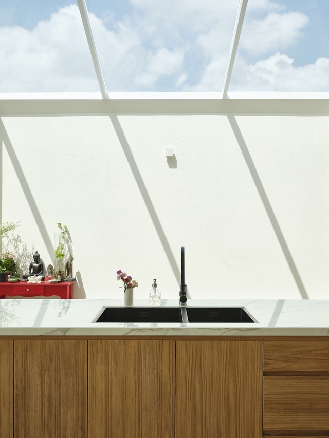 Thăm thú ngôi nhà phố có năng lượng chữa lành tâm hồn: Luôn ngập tràn nắng với những ô cửa sổ trên trần nhà, độc đáo nhưng cũng sang xịn mịn khỏi chê - Ảnh 6.