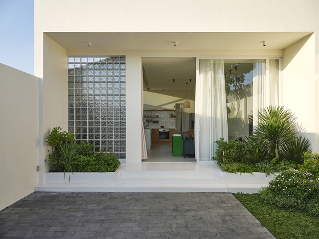 Thăm thú ngôi nhà phố có năng lượng chữa lành tâm hồn: Luôn ngập tràn nắng với những ô cửa sổ trên trần nhà, độc đáo nhưng cũng sang xịn mịn khỏi chê - Ảnh 2.