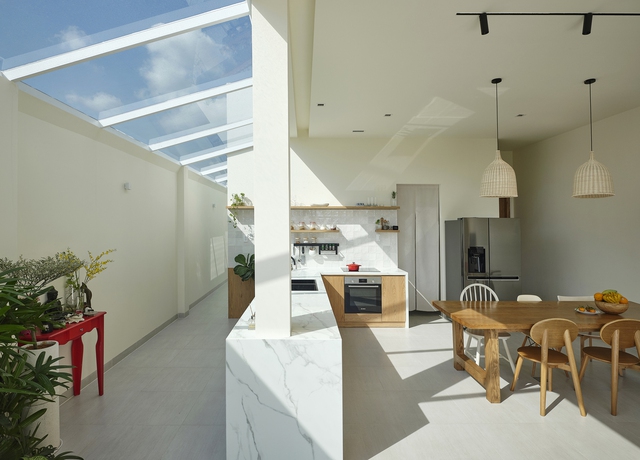 Thăm thú ngôi nhà phố có năng lượng chữa lành tâm hồn: Luôn ngập tràn nắng với những ô cửa sổ trên trần nhà, độc đáo nhưng cũng sang xịn mịn khỏi chê - Ảnh 7.