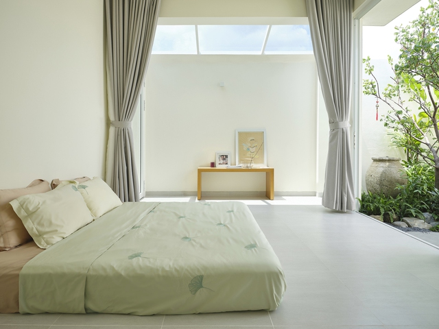 Thăm thú ngôi nhà phố có năng lượng chữa lành tâm hồn: Luôn ngập tràn nắng với những ô cửa sổ trên trần nhà, độc đáo nhưng cũng sang xịn mịn khỏi chê - Ảnh 10.