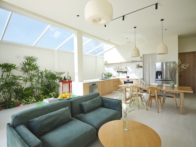 Thăm thú ngôi nhà phố có năng lượng chữa lành tâm hồn: Luôn ngập tràn nắng với những ô cửa sổ trên trần nhà, độc đáo nhưng cũng sang xịn mịn khỏi chê - Ảnh 9.