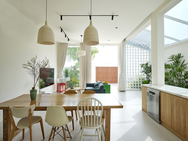 Thăm thú ngôi nhà phố có năng lượng chữa lành tâm hồn: Luôn ngập tràn nắng với những ô cửa sổ trên trần nhà, độc đáo nhưng cũng sang xịn mịn khỏi chê - Ảnh 3.