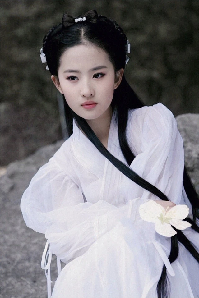 Tiểu Long nữ Lưu Diệc Phi: Nữ diễn viên xinh đẹp, tài năng nhưng bị nghi ngờ đi cửa sau để vào trường học danh giá - Ảnh 2.