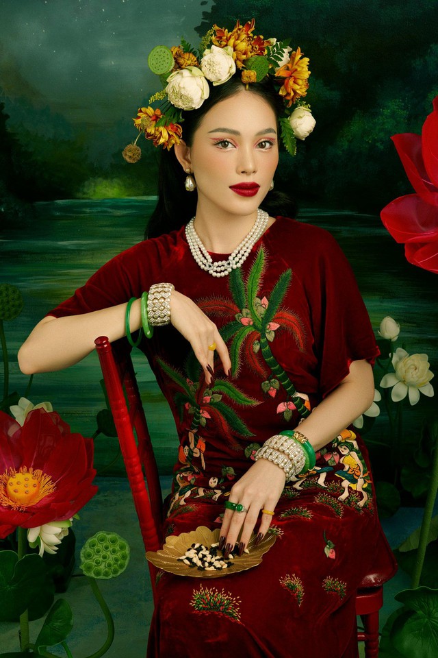 Con dâu hào môn Linh Rin khác biệt trong trang phục lấy cảm hứng từ tranh Đông Hồ - Ảnh 1.
