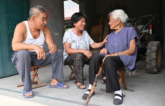 Cụ bà sống thọ 104 tuổi tiết lộ bí quyết cả đời không phải đi bệnh viện: Thần dược không cần kiếm đâu xa, hóa ra nằm ở 3 thói quen 0 đồng - Ảnh 1.