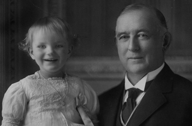 Nữ thừa kế 12 tuổi từng giàu thứ 2 thế giới chỉ sau ông trùm Rockefeller: Được cha đẻ tiên tri tiền nhiều nhưng không mua nổi hạnh phúc, cuối đời đem hết tài sản đi từ thiện - Ảnh 1.