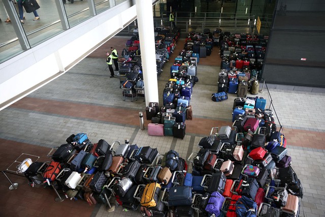 Hàng không thế giới căng như dây đàn: Sân bay lớn nhất nhì thế giới hạn chế phục vụ, khách hàng rơi vào thảm cảnh du lịch - Ảnh 5.
