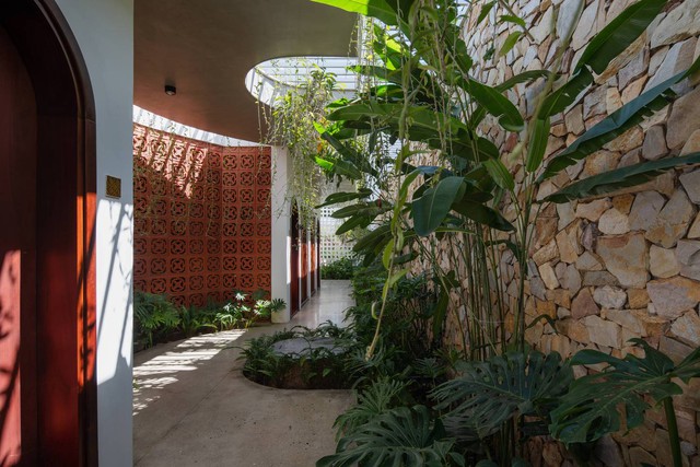 Ngôi nhà vượt thời gian 470m2 ở Kon Tum: Mọi ngóc ngách trong nhà đều mang đậm phong cách nhiệt đới hoang dã, mộc mạc với giếng nước, màu ngói nóng bỏng - Ảnh 13.