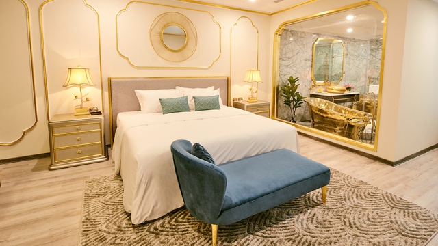 Báo quốc tế choáng ngợp với khách sạn phủ trong vàng theo đúng nghĩa đen giữa Hà Nội - Ảnh 6.