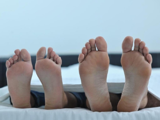 Ngủ thò chân ra khỏi chăn và không thò chân có gì khác biệt? Sức khỏe thay đổi rõ rệt chỉ từ 1 động tác nhỏ - Ảnh 1.