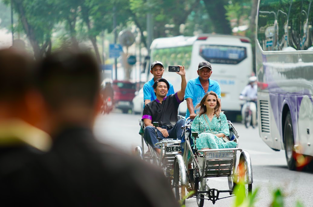 Dàn diễn viên chính phim &quot;A tourist's guide to love&quot; thích thú với bữa sáng đậm chất Việt Nam - Ảnh 4.